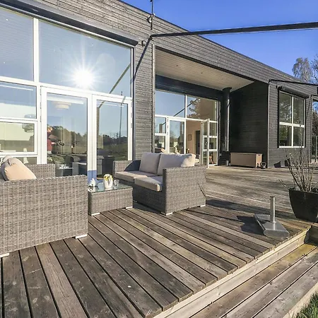 Dom wakacyjny Modern Summer House With Private Forest In *